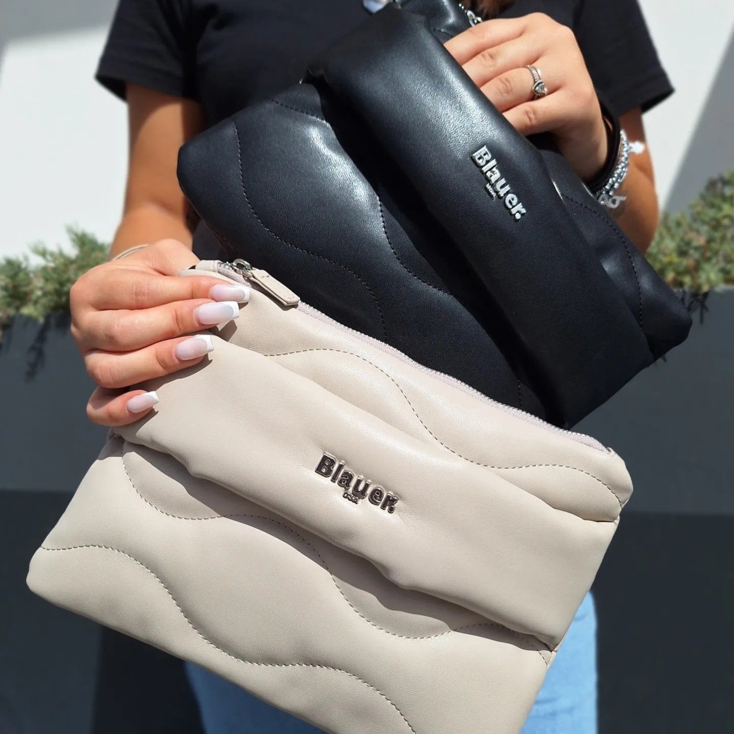 POCHETTE BLAUER BUSTA HAND CLUTCH