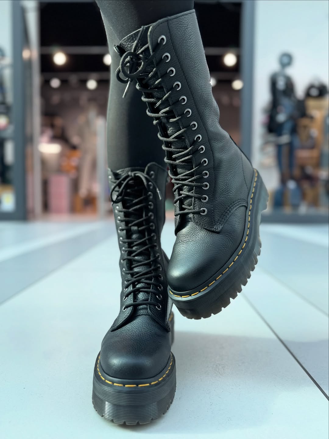 ANFIBIO DR MARTENS 1B99 PELLE PISA TRINGATI A METÀ POLPACCIO