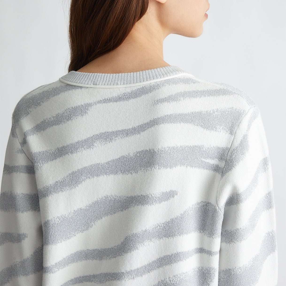 MAGLIA LIUJO SCOLLO V IN LUREX ZEBRA
