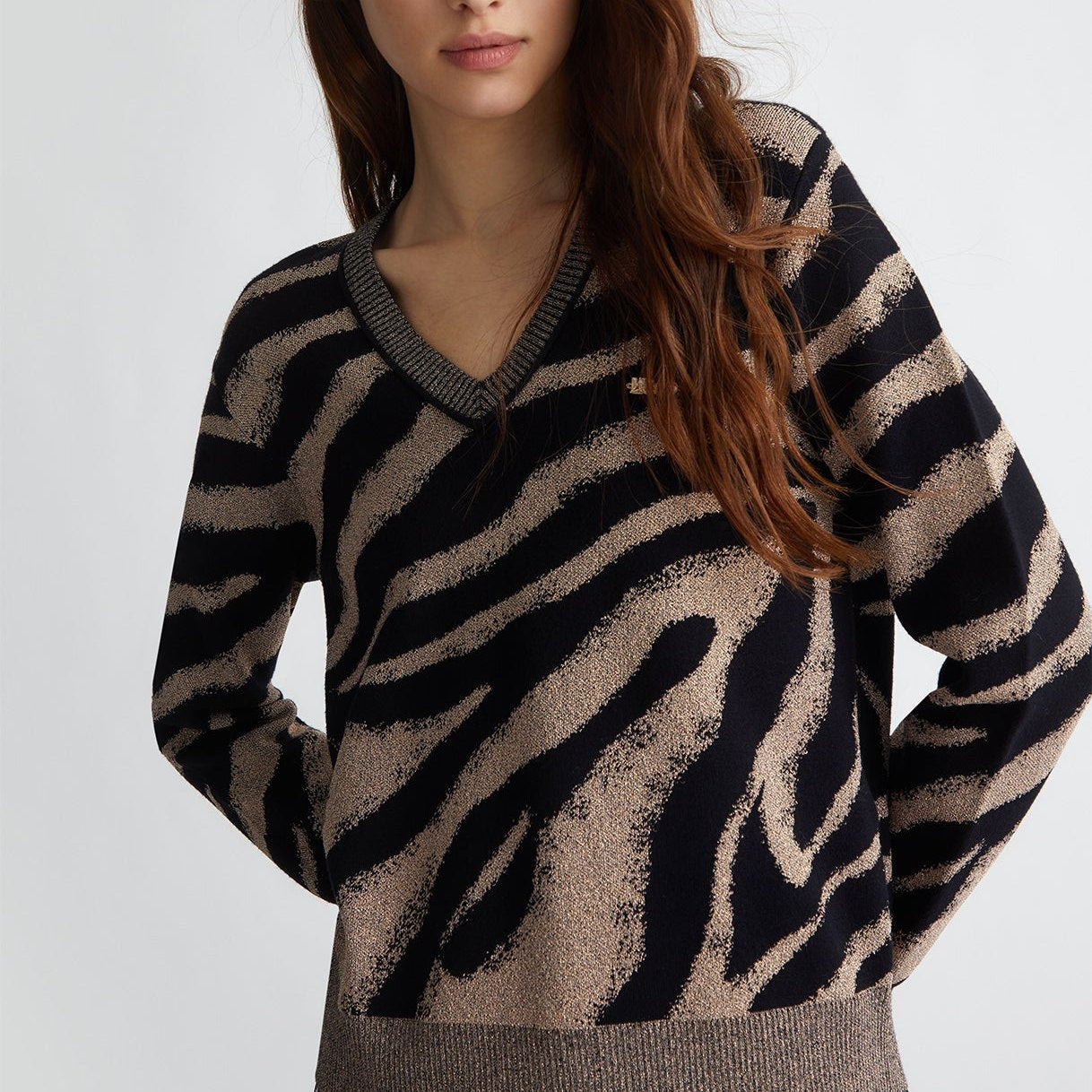 MAGLIA LIUJO SCOLLO V IN LUREX ZEBRA