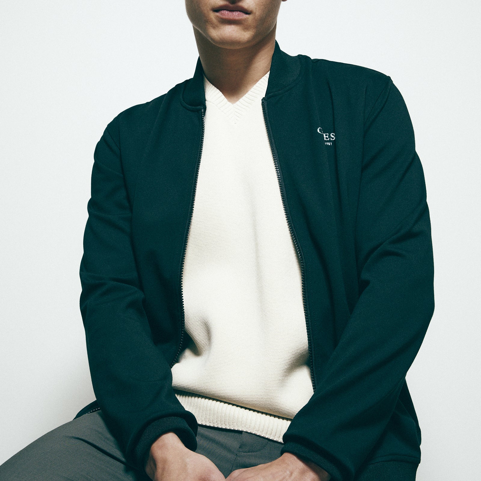 FELPA GUESS BOMBER IRIDESCENT TRUCK