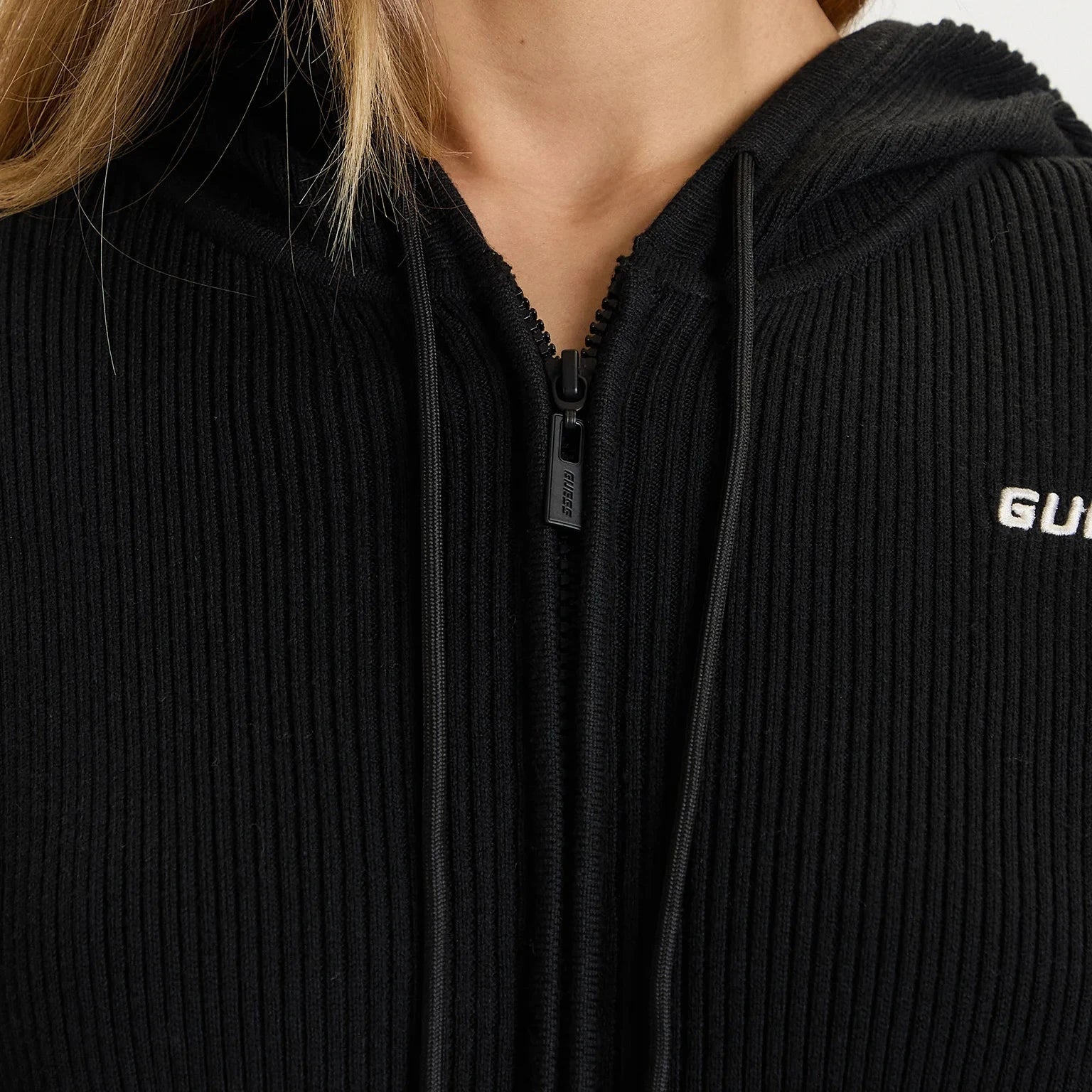 FELPA GUESS FLAMINIA RIBBED ZIP CON CAPP