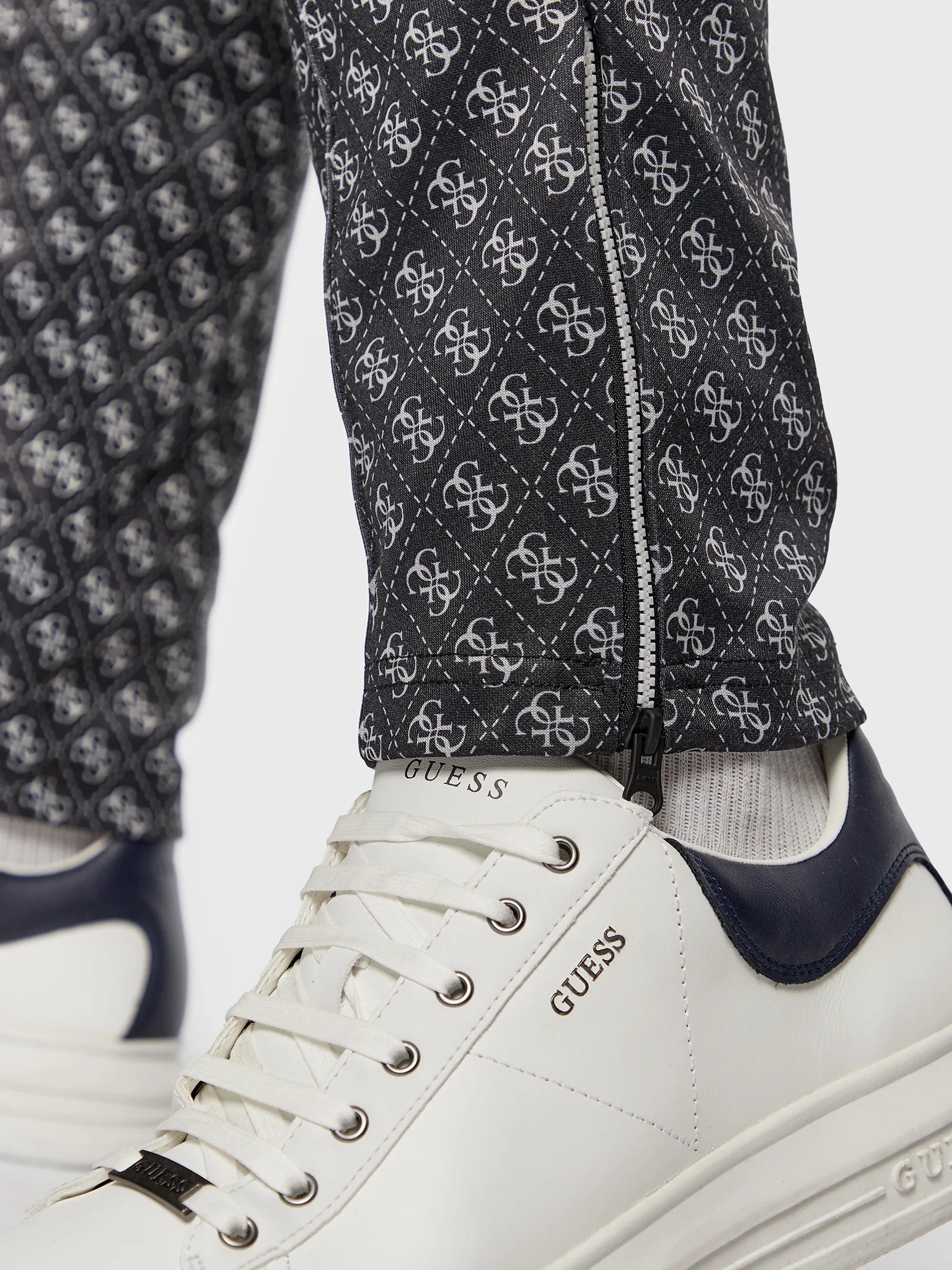 PANTALONE GUESS KORBIN IN FELPA